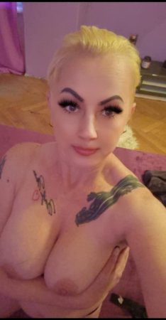 Mega velké prsa Valerie